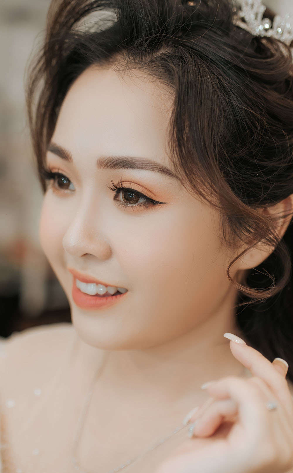 Trang điểm cô dâu tone màu đào