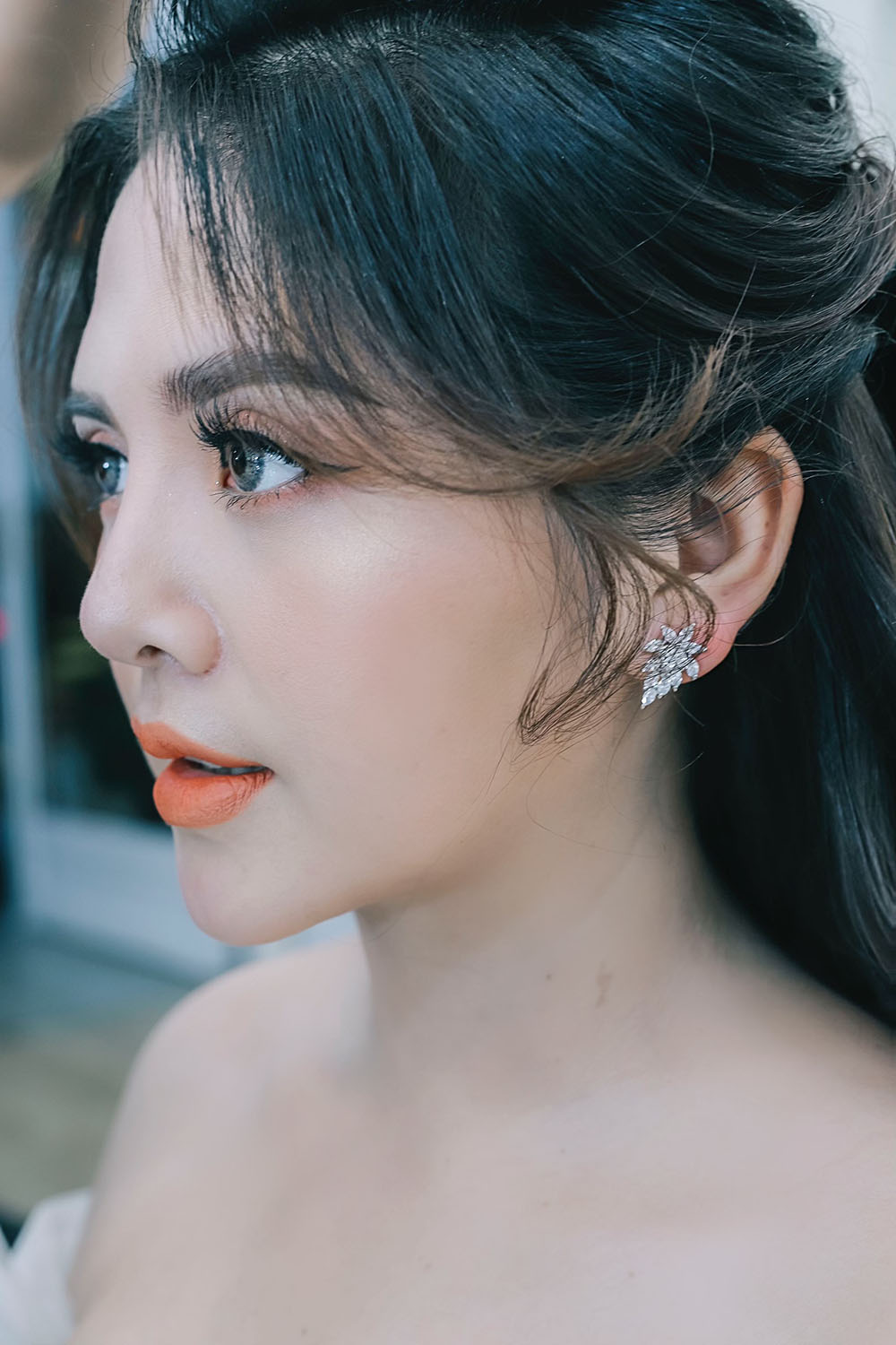 Trang điểm cô dâu tone cam đất