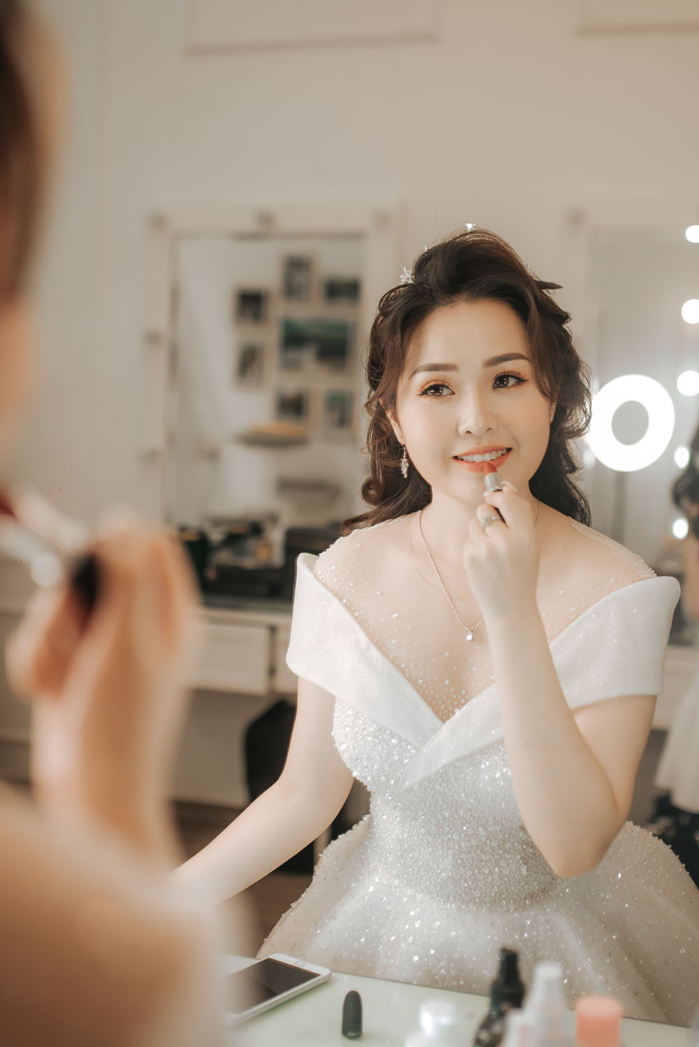 Tóc búi cao là cách trang điểm hoàn hảo