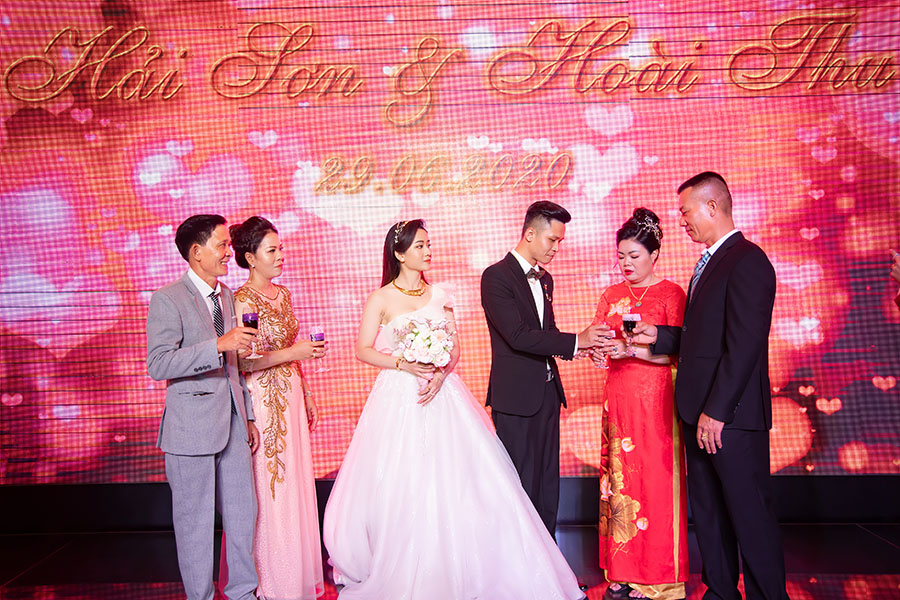 toc bới cao cổ điển khi trang điểm cho mẹ cô dâu chú rể
