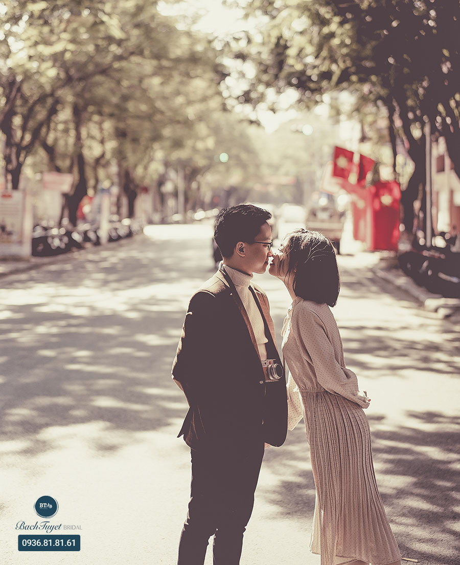Ảnh cưới đường phố với địa điểm quen thuộc
