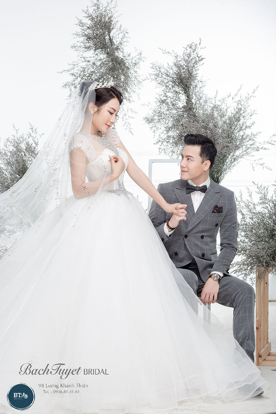 Ảnh cưới trong studio sắc màu tình yêu