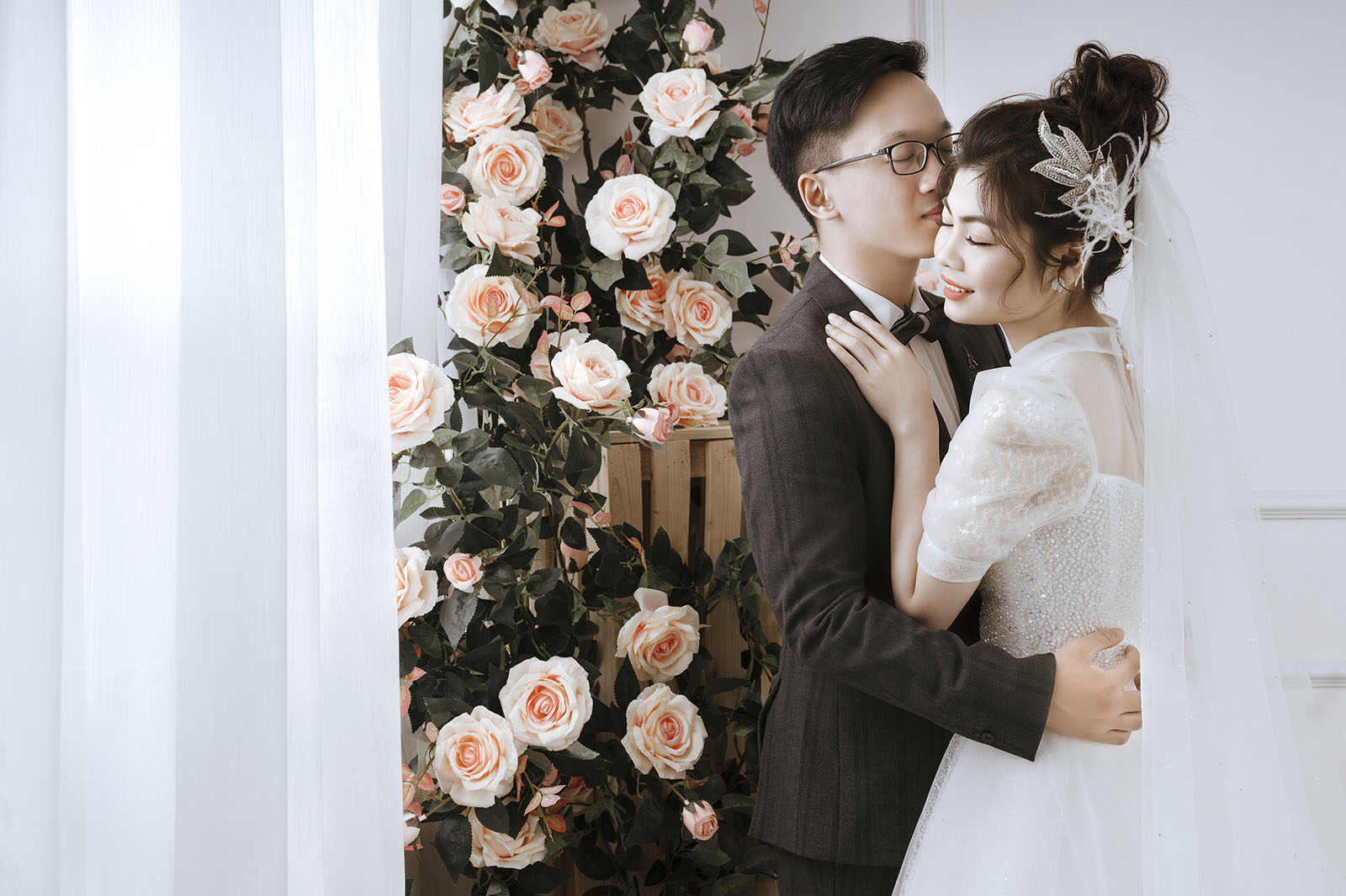 Các kiểu chụp ảnh cưới trong studio từ đơn giản đến độc đáo