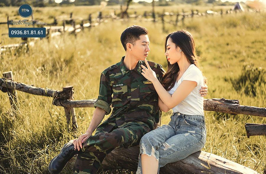 Chú rể mặc quân phục chụp ảnh cưới