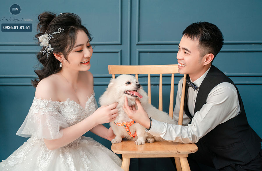 Chụp ảnh cưới trong studio với thú cưng