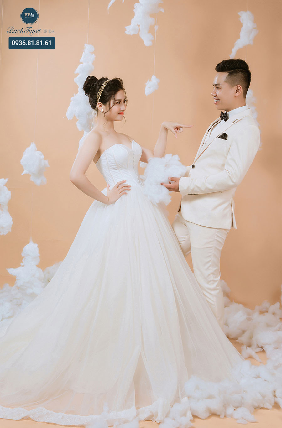 Kiểu chụp ảnh cưới trong studio trẻ trung