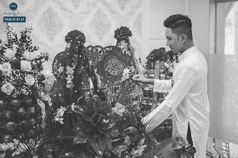 Tạo dáng chụp hình đám hỏi