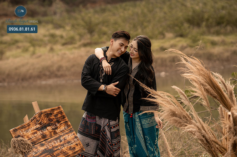 Chụp ảnh cưới ở cánh đồng cỏ lau