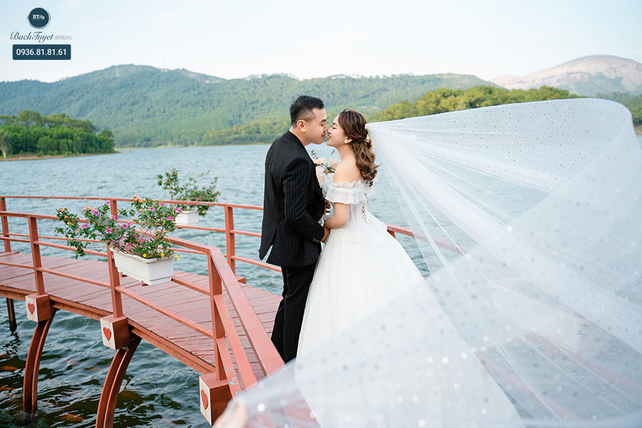 Ảnh cưới ở cây cầu tình yêu