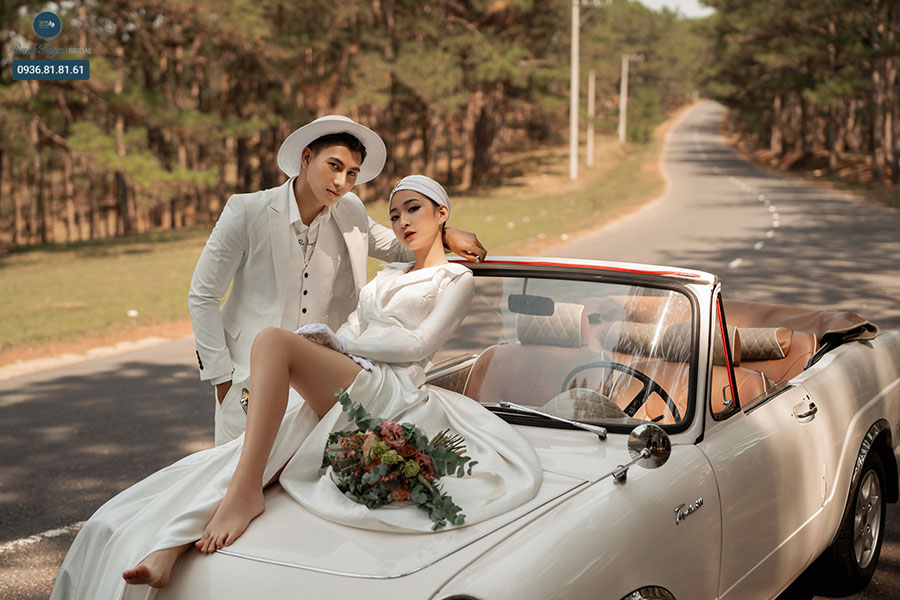 Chụp ảnh cưới với xế hộp