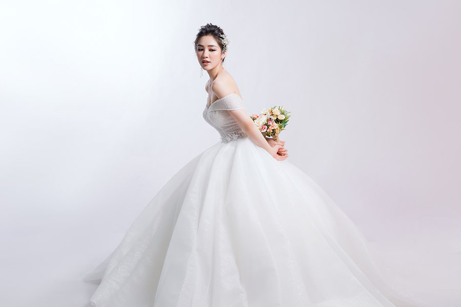 Váy cưới trễ vai
