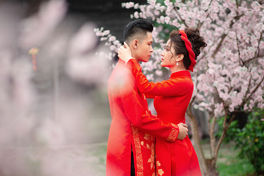 Tạo dáng chụp ảnh cưới áo dài lãng mạn