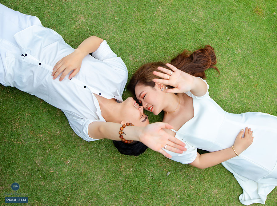 Chụp ảnh cưới trên thảm cỏ