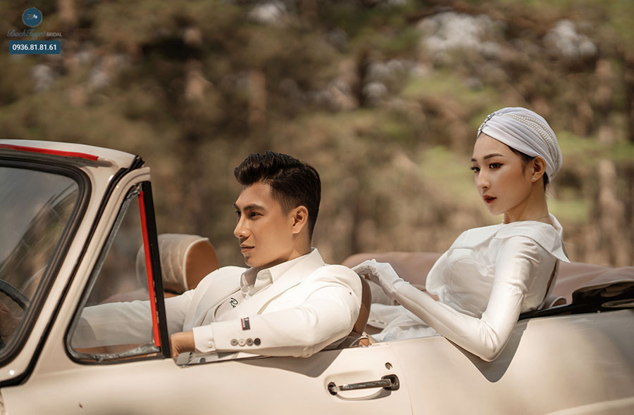Chụp ảnh cưới trong xe hơi