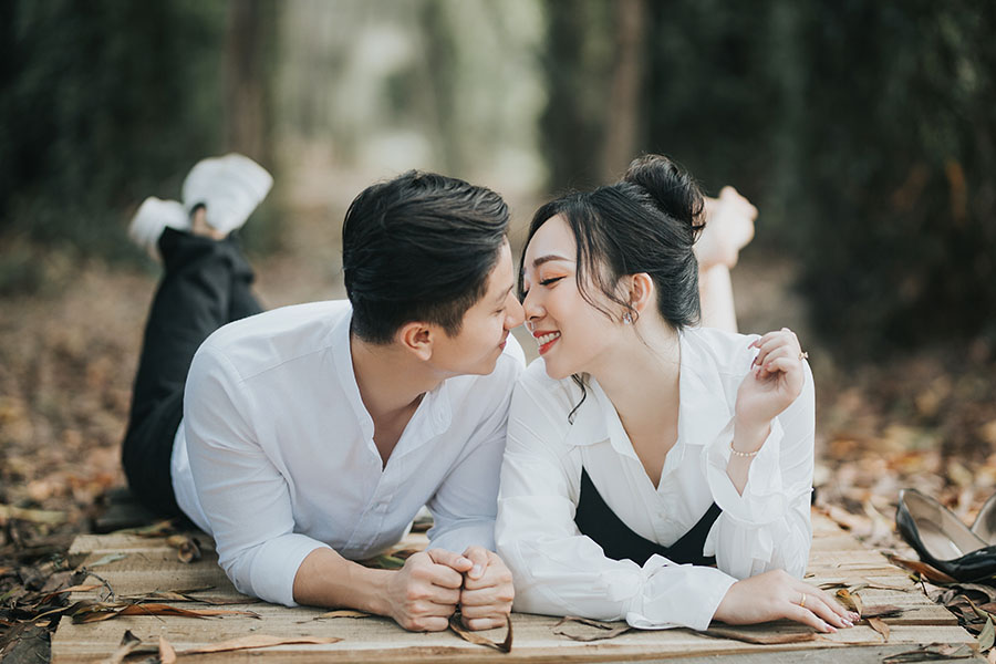 Chụp ảnh cưới đơn giản với biểu cảm chân thật