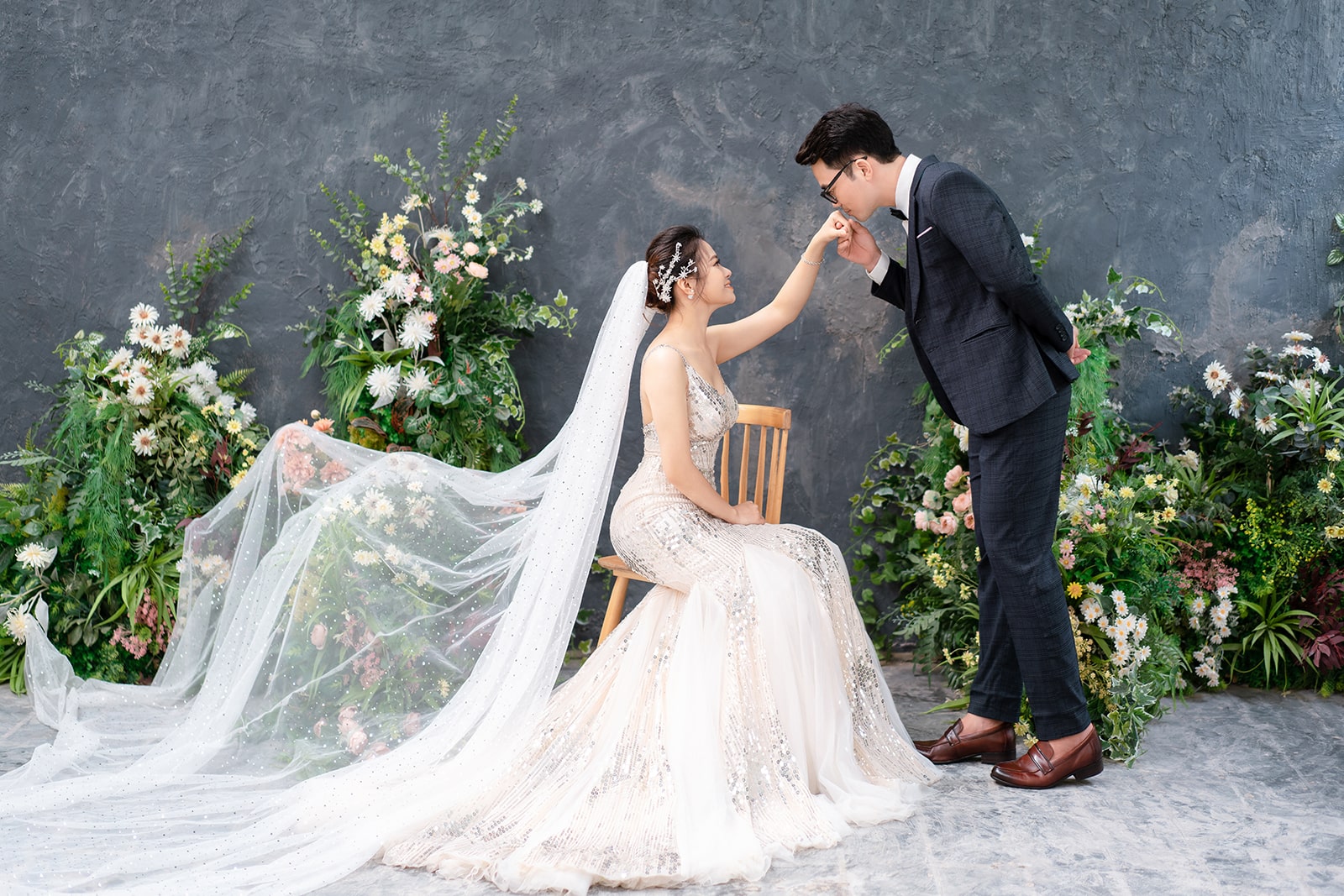 Chụp hình cưới mặc gì? Gợi ý những mẫu váy cưới đẹp, hợp xu hướng nhất