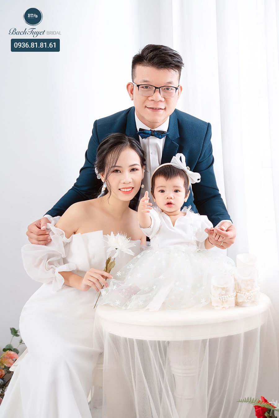 cách tạo dáng chụp ảnh gia đình 3 người cha mẹ trò chuyện cùng con