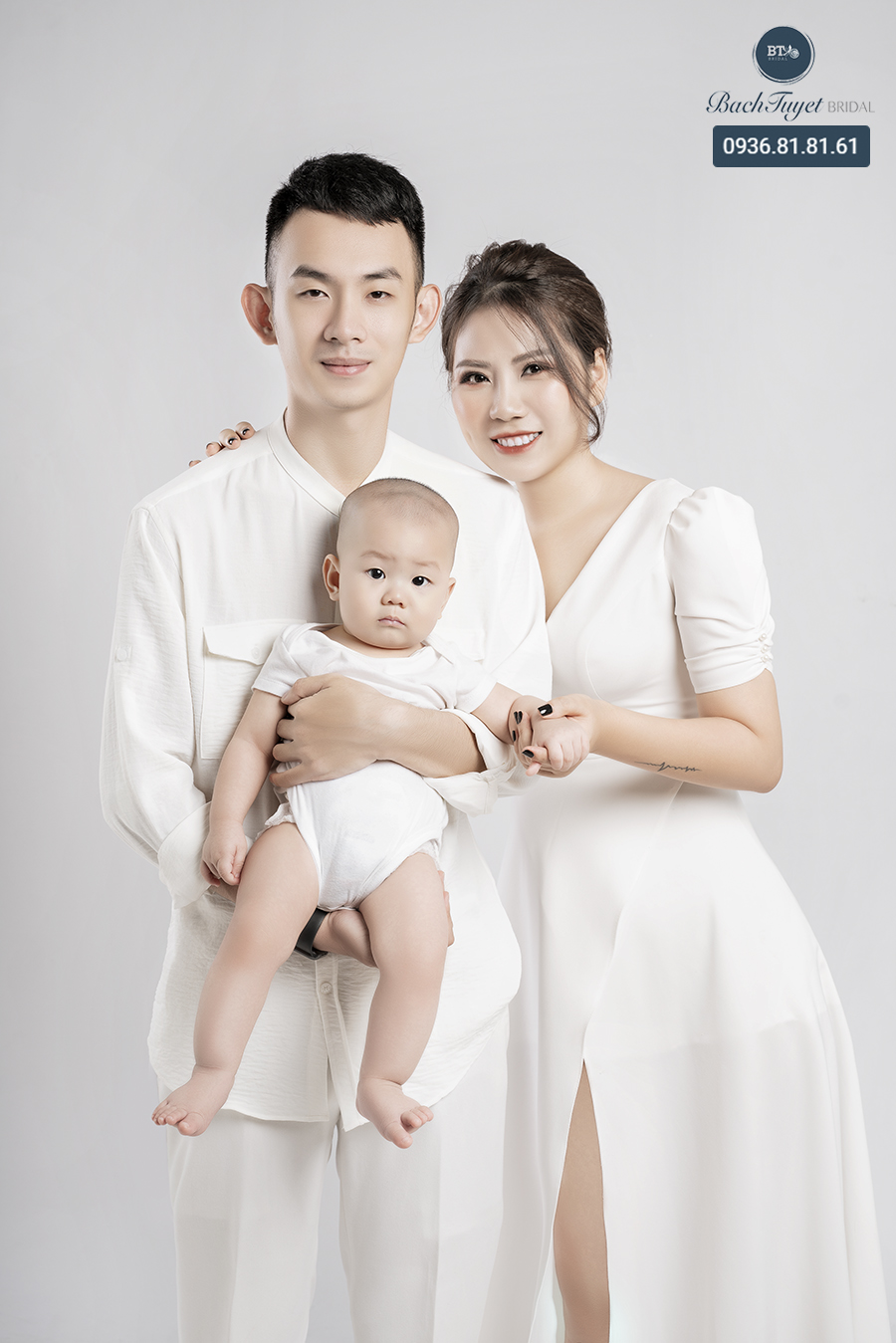cách tạo dáng chụp ảnh gia đình 3 người ôm con vào lòng