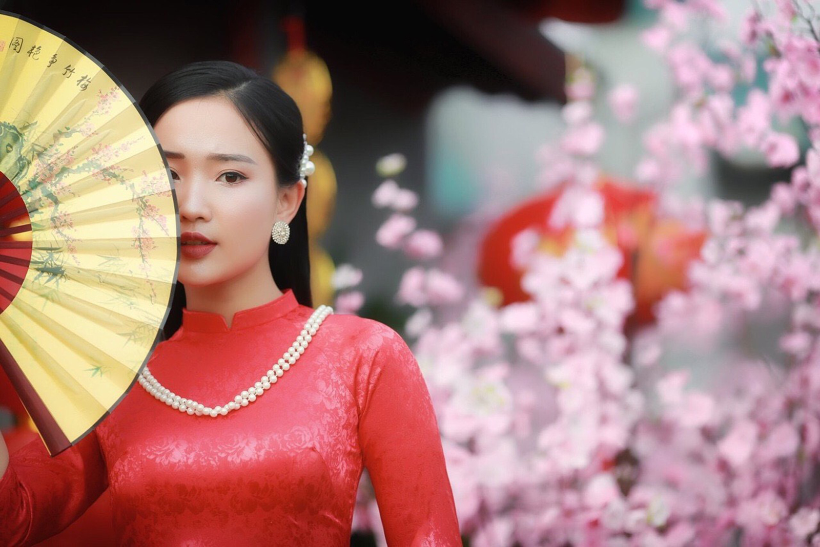 Bỏ túi những lưu ý và cách tạo dáng chụp ảnh áo dài Tết đẹp lung linh