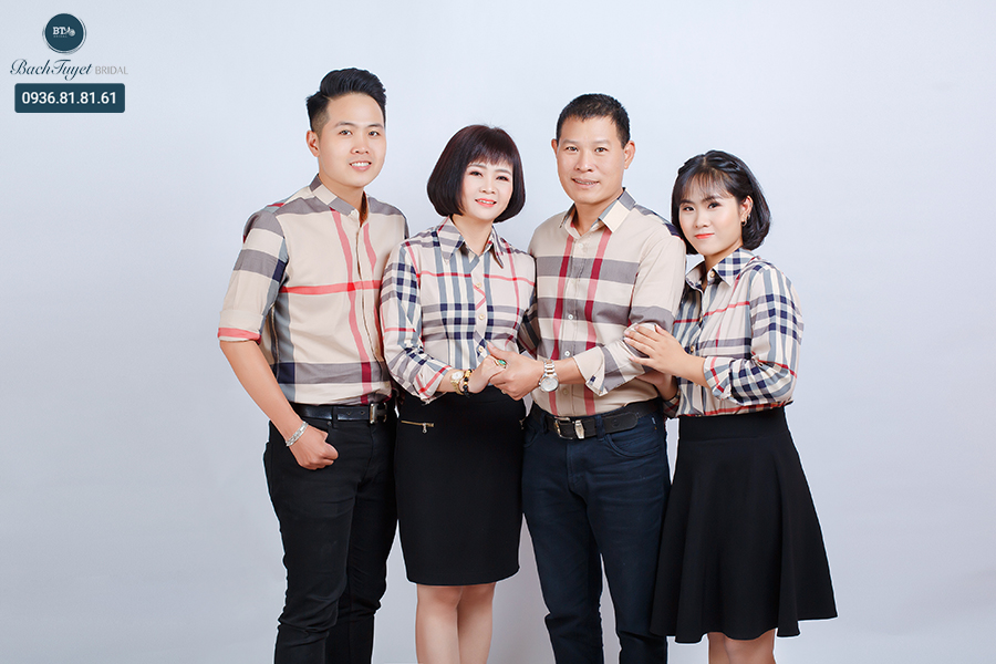 chụp ảnh gia đình mặc đồng phục gia đình