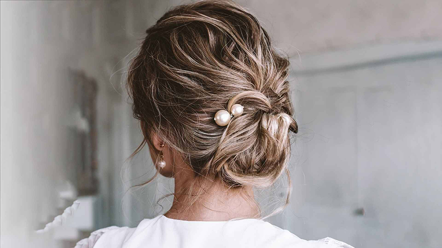 kiểu tóc updo xoăn nhẹ