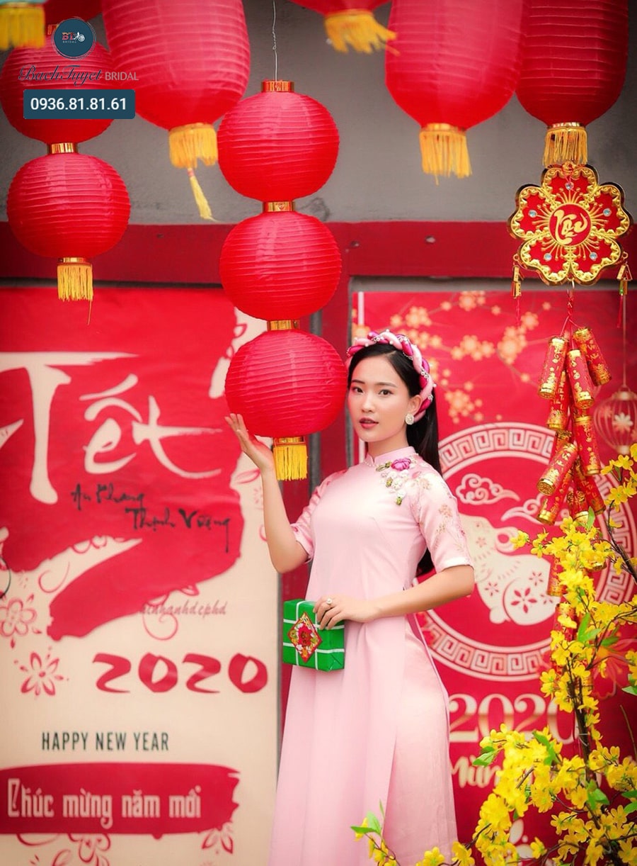 lựa chọn áo dài chụp ảnh tết