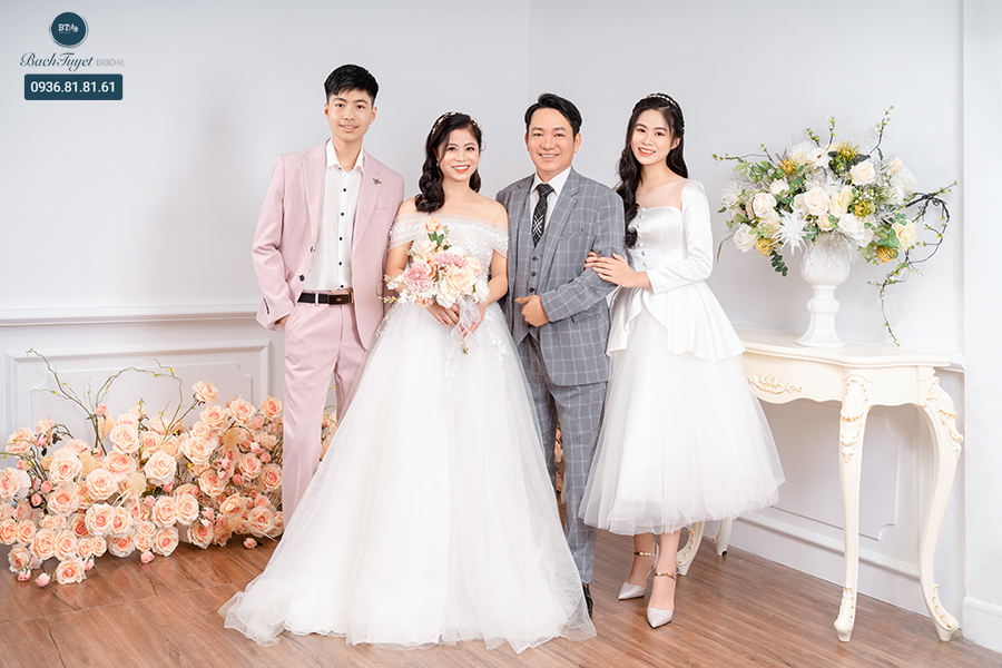 tạo dáng chụp ảnh gia đình 4 người kiểu truyền thống