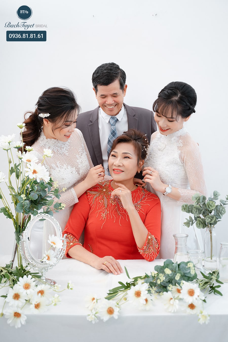 tạo dáng chụp ảnh gia đình 4 người kiểu tự nhiên