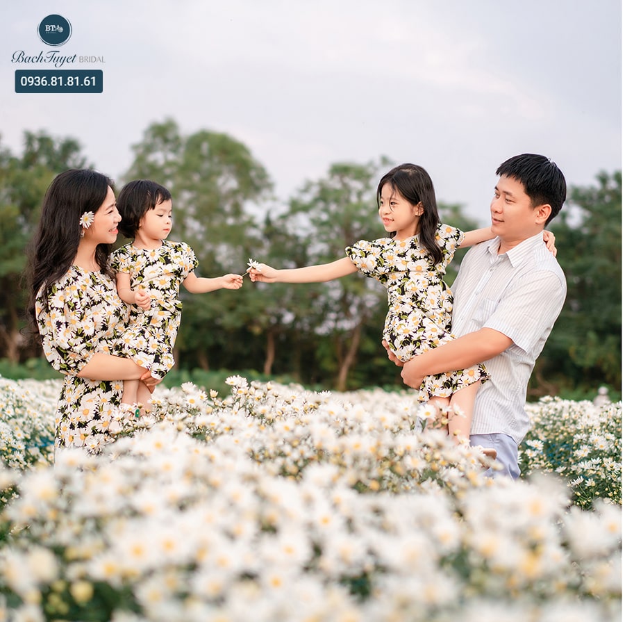 tạo dáng chụp ảnh gia đình 4 người ngoài trời