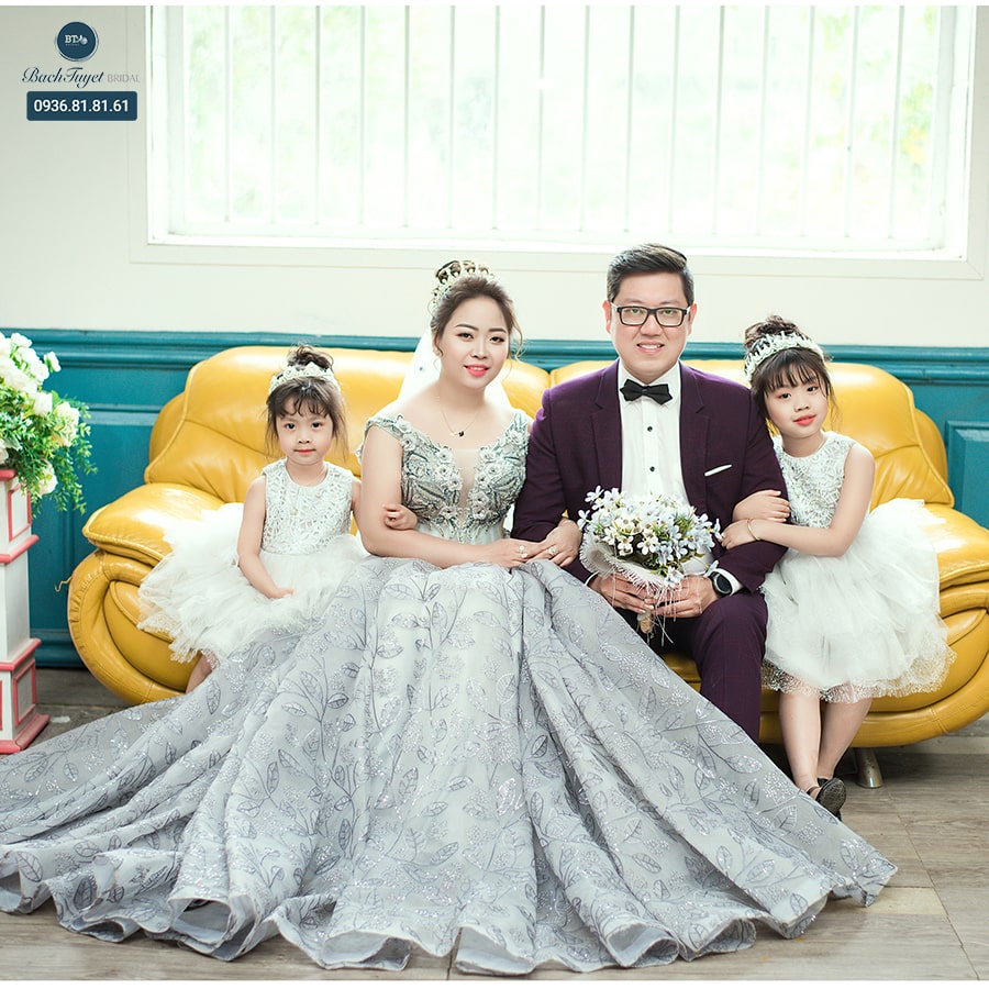 tạo dáng chụp ảnh gia đình 4 người trong studio