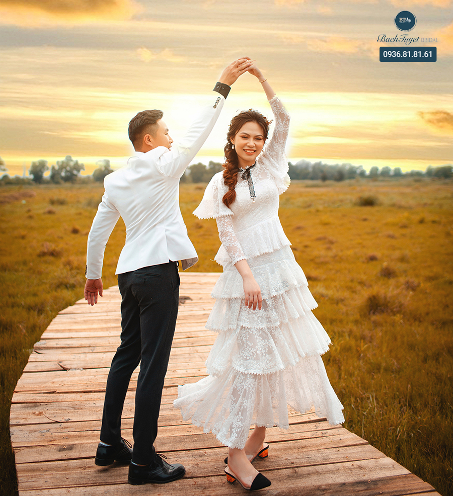 chụp ảnh cưới mùa mưa mặc gì