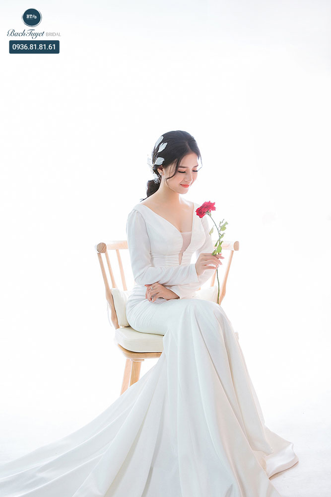 váy cưới cổ chữ V