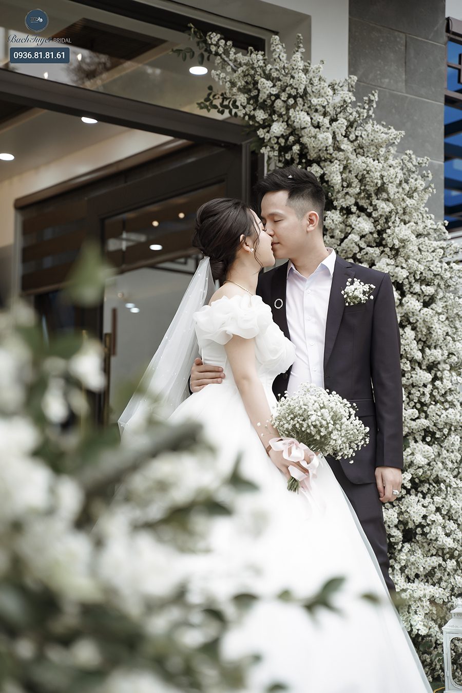 chọn váy cưới phù hợp với không gian đám cưới