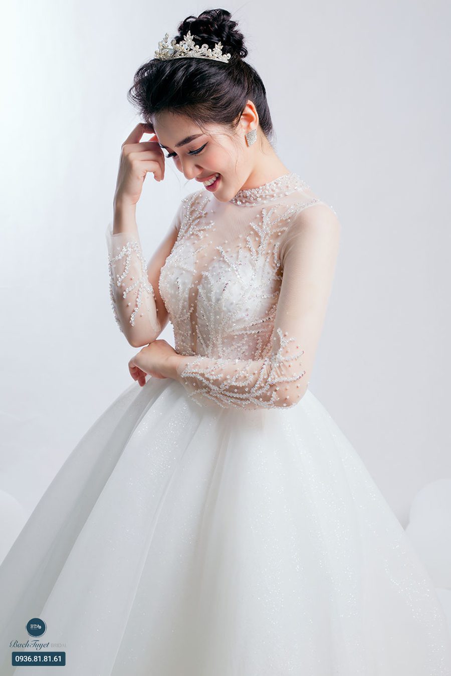 Váy cưới ren dài tay đính ngọc