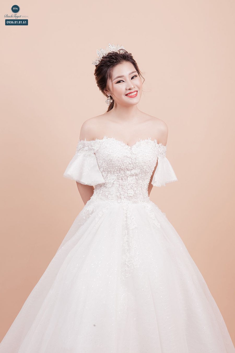 Váy cưới thiết kế trễ vai cánh tiên