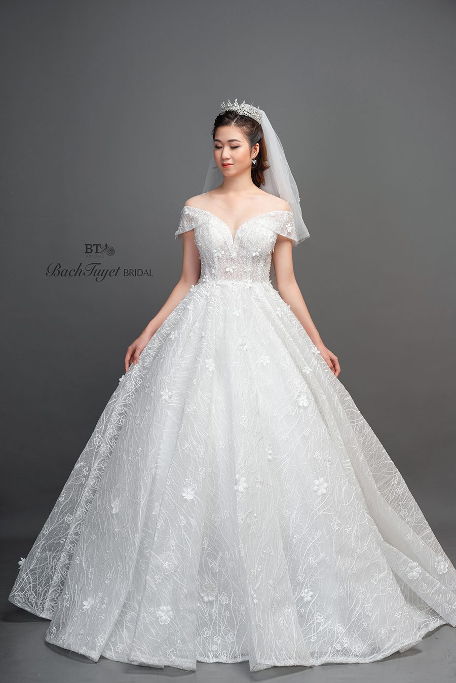 Váy cưới trễ vai dáng cổ điển