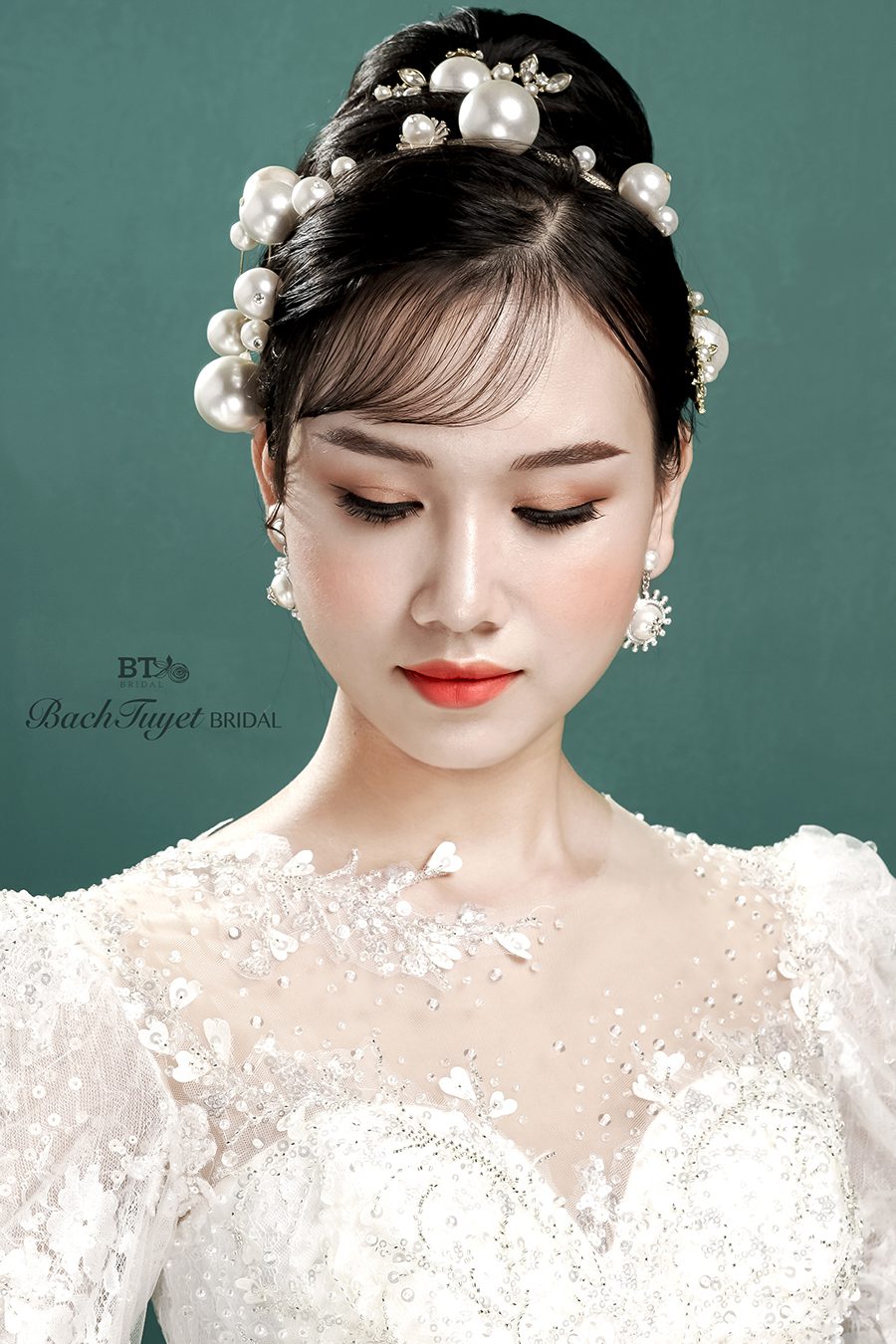 kiểu tóc búi cao sang chảnh cho cô dâu mặt tròn