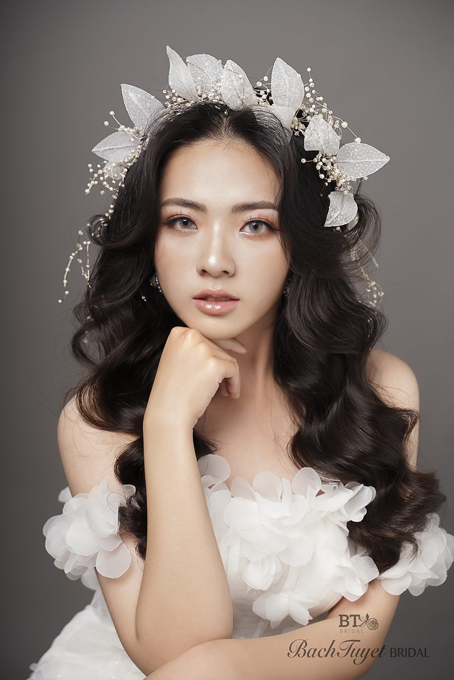 kiểu tóc xoăn bồng bềnh cho cô dâu mặt tròn