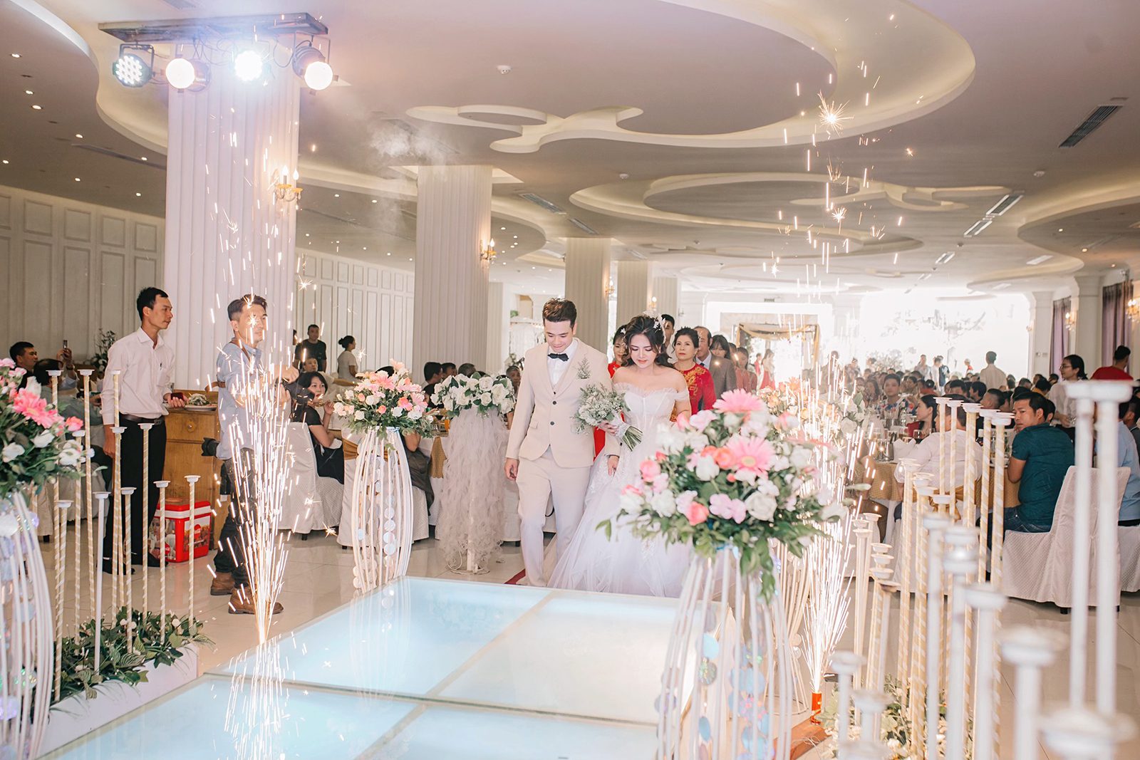 Tất tần tật kinh nghiệm tổ chức tiệc cưới nhà hàng “gỡ rối” cho các cặp đôi