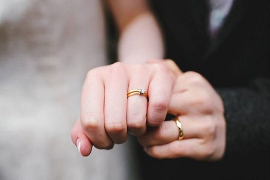 đeo nhẫn cưới tay nào mới đúng