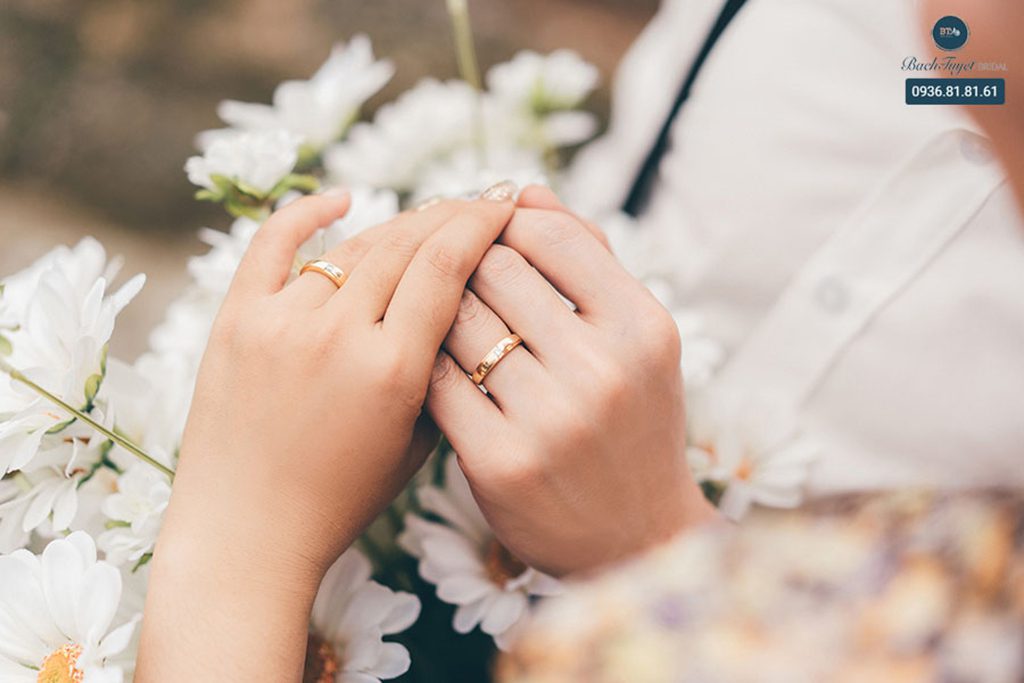 Đeo nhẫn cưới tay nào? Vị trí đeo nhẫn đúng chuẩn cho cô dâu chú rể