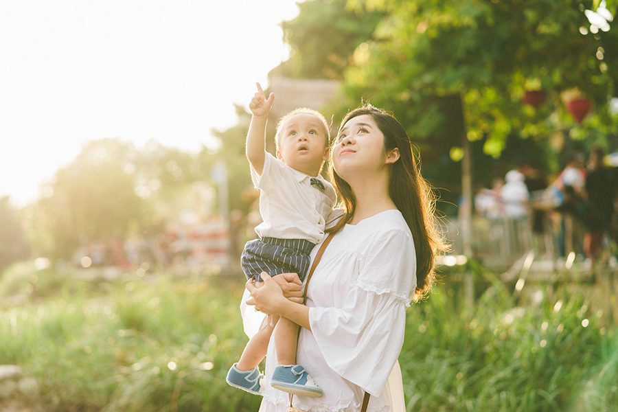 Thời điểm chụp ảnh mẹ và bé ngoại cảnh 