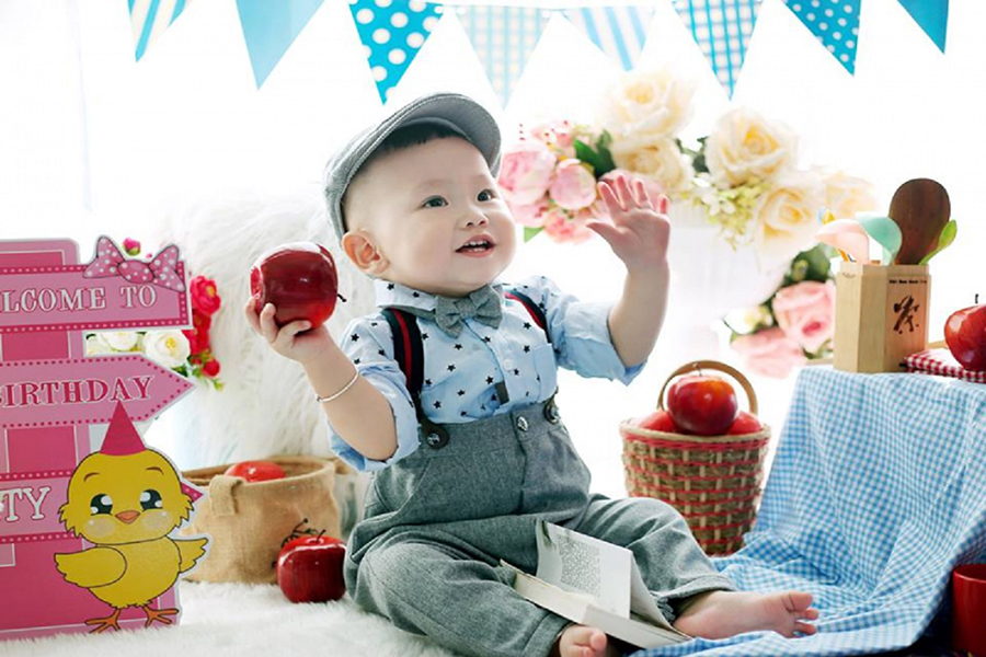 Chụp ảnh thôi nôi cho bé tại phim trường