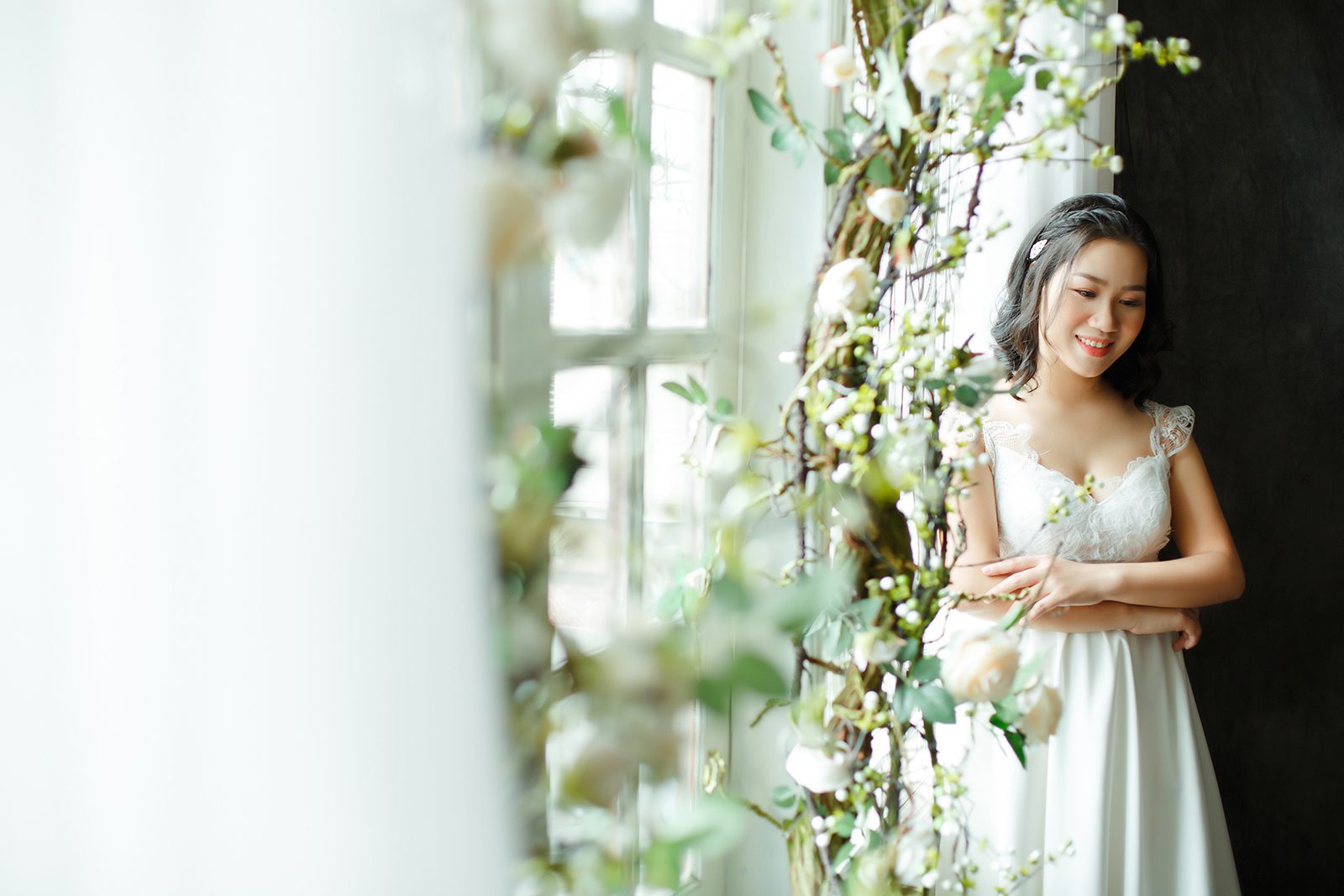 Cách trang điểm cô dâu tóc ngắn trẻ trung, dịu dàng