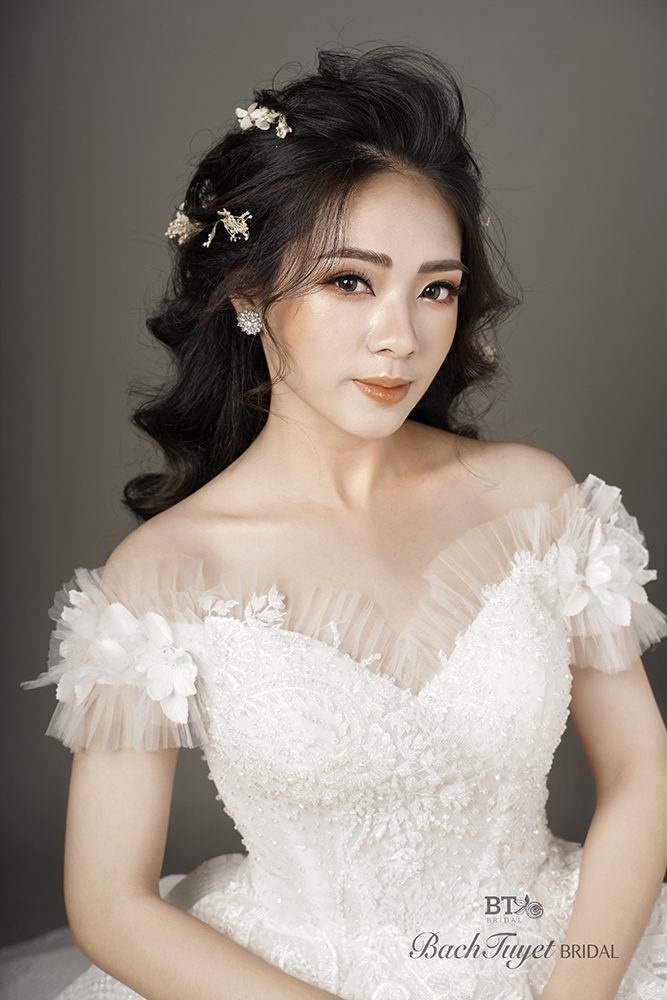 Cách trang điểm mắt cho cô dâu mặt tròn