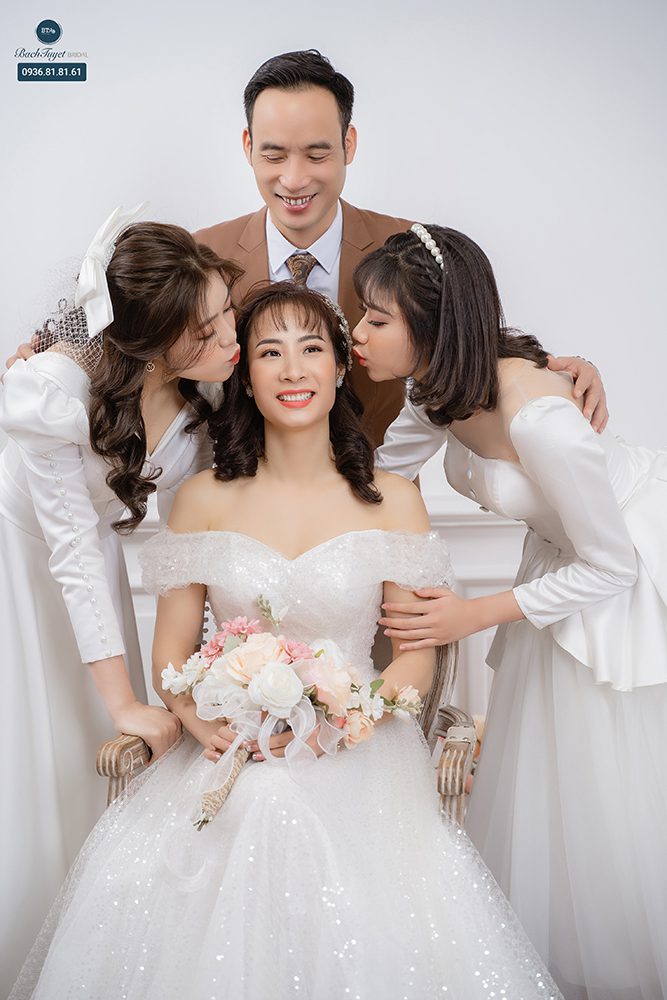 Cách tạo dáng chụp ảnh gia đình studio