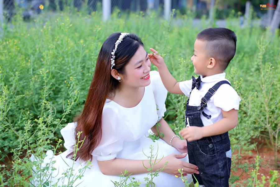 Trang phục chụp ảnh mẹ và bé ngoại cảnh 