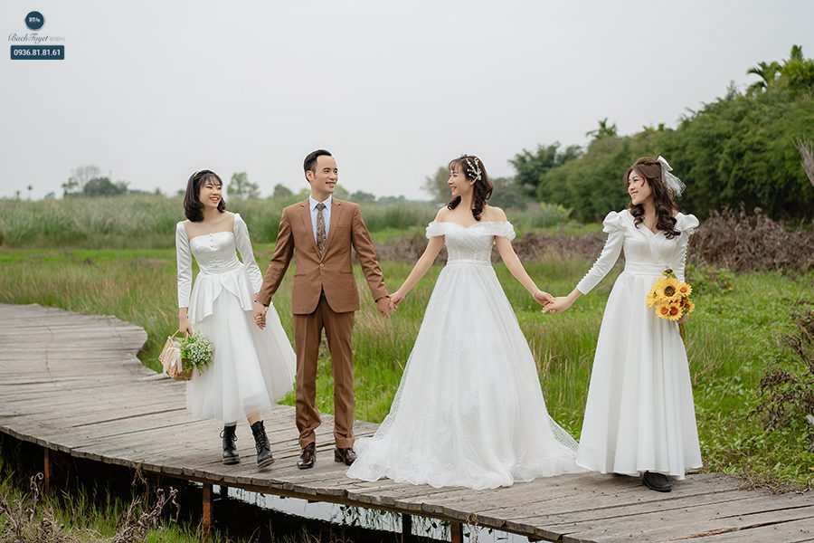 Tạo dáng nắm tay nhau khi chụp ảnh gia đình 