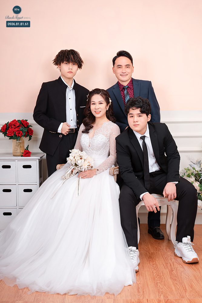 Ảnh chụp gia đình hai thế hệ 
