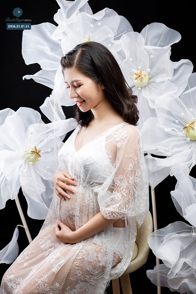 Nội y kết hợp với trang phục ren chụp hình bầu